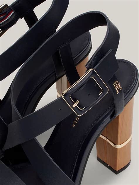 th monogram ledersandale mit metallic-finish